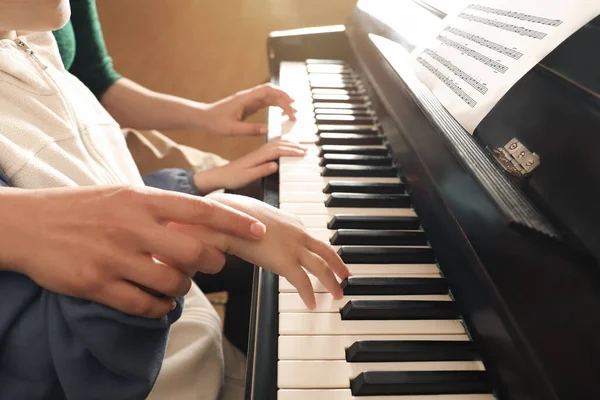 Junge Frau Mit Kind Beim Klavierspielen Nahaufnahme Musikstunde — Stockfoto