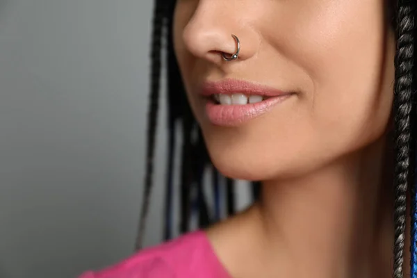 Mujer Joven Con Piercing Nariz Sobre Fondo Gris Primer Plano — Foto de Stock