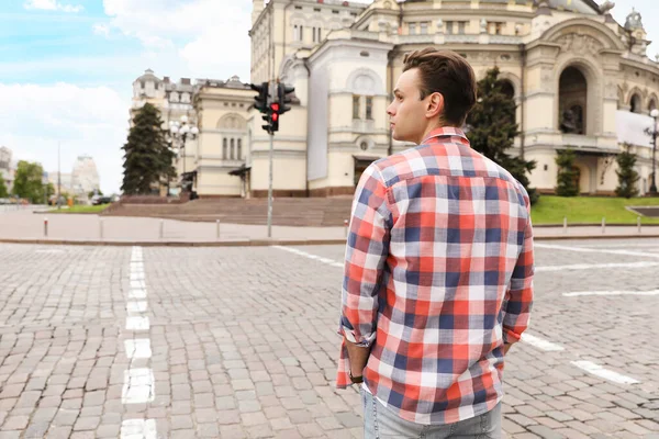 Νεαρός Άνδρας Περιμένει Διασχίσει Δρόμο Πίσω Όψη Κανόνες Και Κανονισμοί — Φωτογραφία Αρχείου
