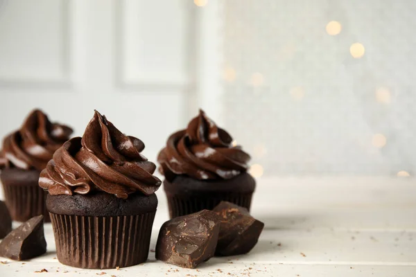 Délicieux Cupcakes Chocolat Avec Crème Sur Table Bois Blanc Contre — Photo