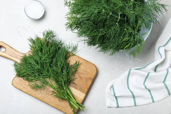 Flache Liegekomposition Mit Frischem Dill Auf Hellem Tisch — Stockfoto