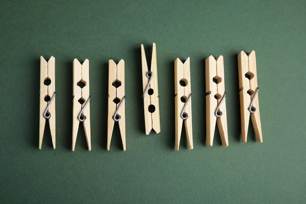 Wooden Clothespins Dark Green Background Flat Lay — Fotografia de Stock