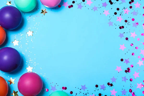 Cadre Ballons Confettis Sur Fond Bleu Clair Couché Plat Avec — Photo