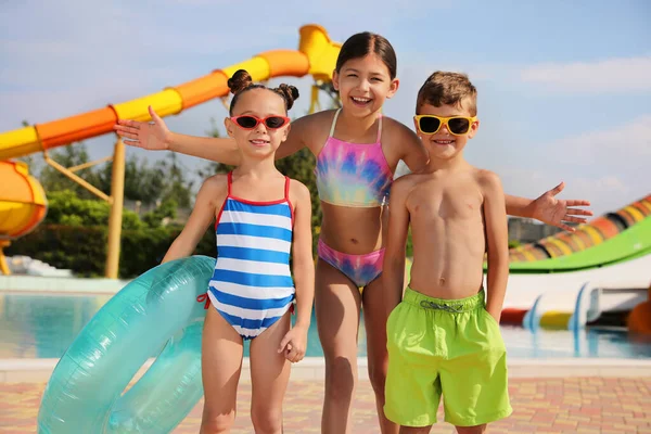 Leuke Kleine Kinderen Met Opblaasbare Ring Bij Zwembad Waterpark — Stockfoto