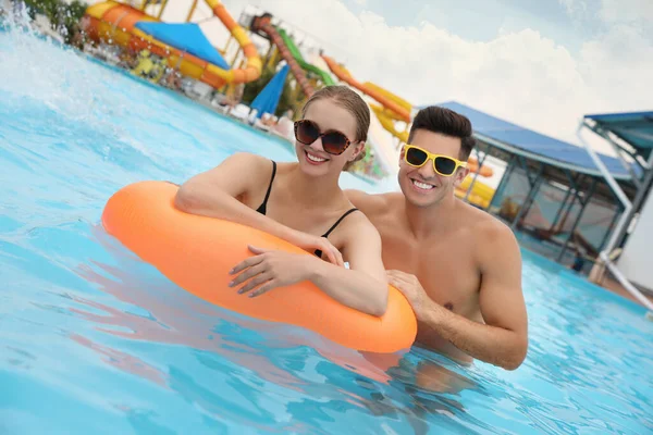 Glückliches Paar Mit Aufblasbarem Ring Schwimmbad Wasserpark — Stockfoto