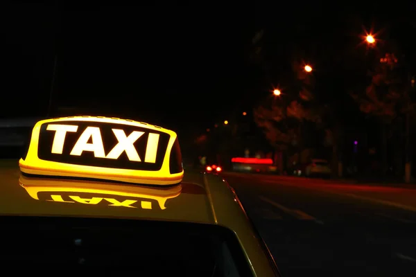 Taxiwagen Mit Gelbem Schild Nachts Auf Der Stadtstraße — Stockfoto