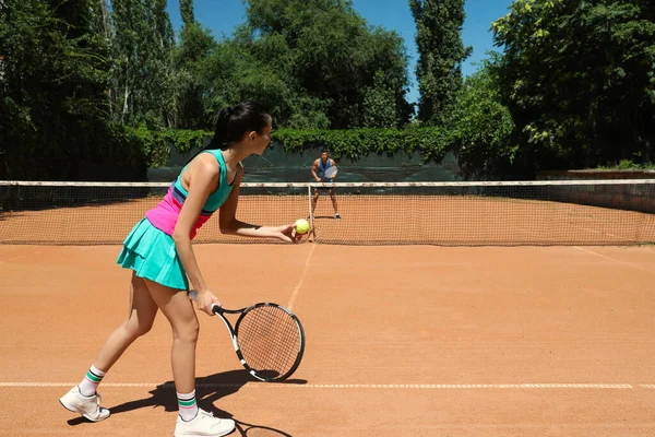 Ζευγάρι Που Παίζει Τένις Στο Γήπεδο Την Ηλιόλουστη Μέρα — Φωτογραφία Αρχείου