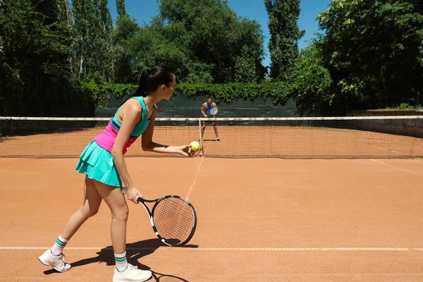 Pareja Jugando Tenis Cancha Durante Día Soleado —  Fotos de Stock