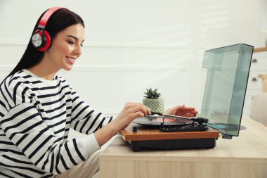 Evde pikabıyla müzik dinleyen bir kadın.