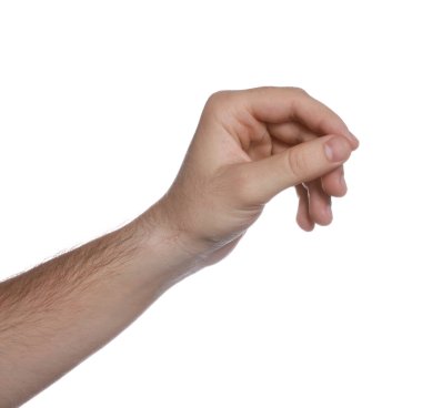 Beyaz arka planda bir şey tutan adam, yakın plan.