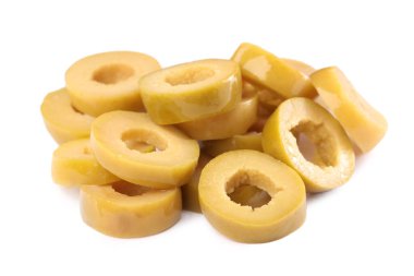 Beyaz arkaplanda taze yeşil zeytin kes