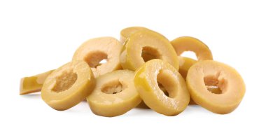 Beyaz arkaplanda taze yeşil zeytin kes