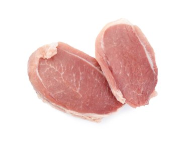 Çiğ et parçaları beyaza izole edilmiş, üst manzara