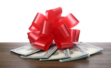 Beyaz arka planda kırmızı kurdeleli dolar banknotları