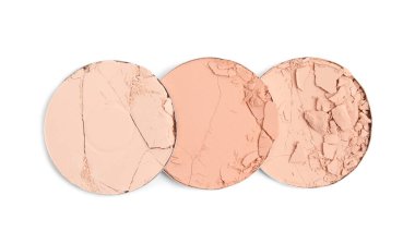 Beyaz arkaplanda farklı kırık yüz pudraları, üst görünüm