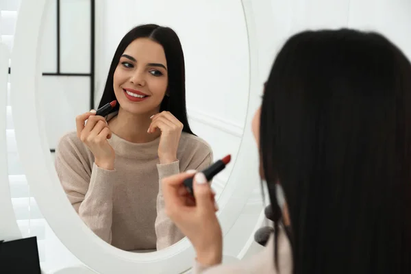 Vacker Kvinna Tillämpa Smink Nära Spegel Rummet — Stockfoto