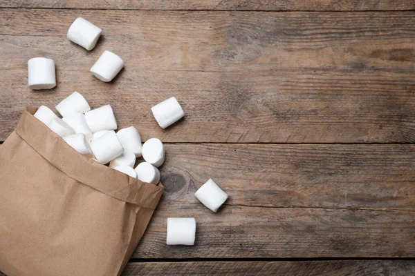 Heerlijke Gezwollen Marshmallows Houten Tafel Plat Gelegd Ruimte Voor Tekst — Stockfoto