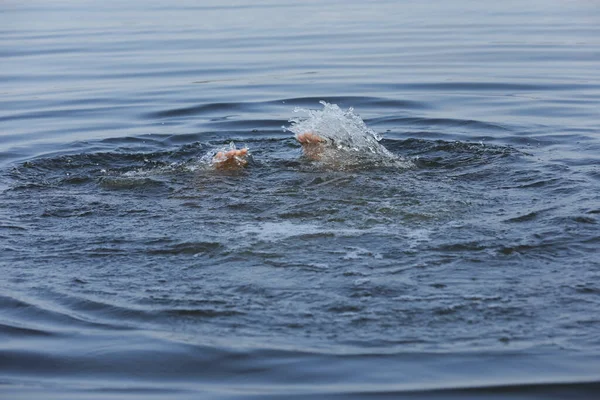 Ertrinkender Mann Greift Meer Nach Hilfe Nahaufnahme — Stockfoto