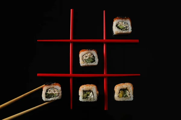 Tic Tac Toe Jogo Feito Com Deliciosos Rolos Sushi Pauzinhos — Fotografia de Stock