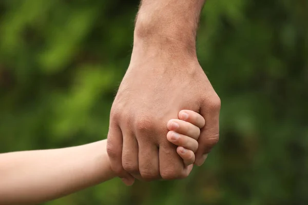 Man Och Barn Håller Händer Utomhus Närbild — Stockfoto