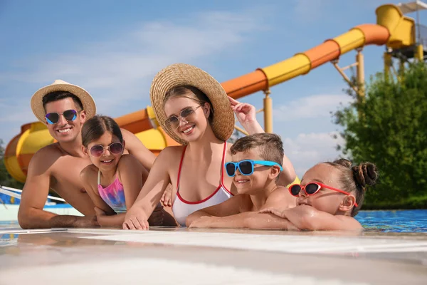 Família Feliz Piscina Parque Aquático — Fotografia de Stock
