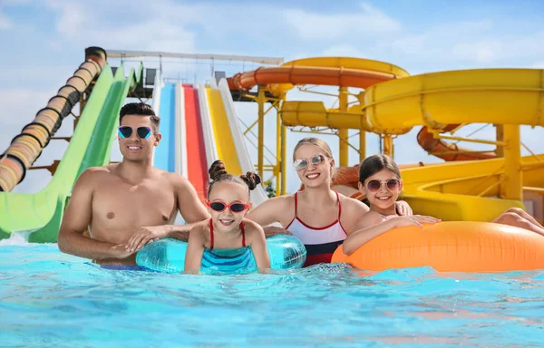 Glückliche Familie Mit Aufblasbaren Ringen Schwimmbad Wasserpark — Stockfoto