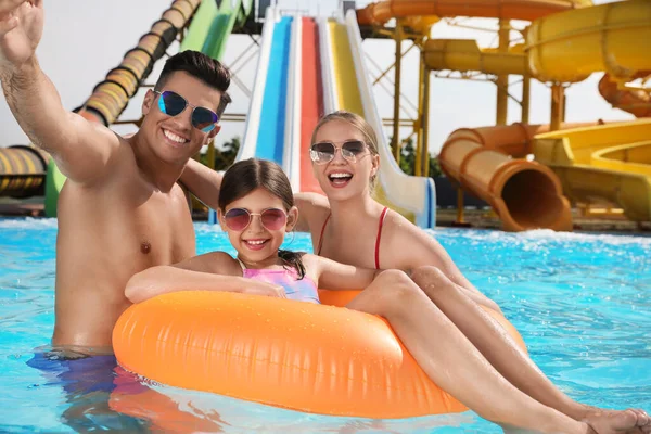 Familia Feliz Tomando Selfie Piscina Parque Acuático — Foto de Stock