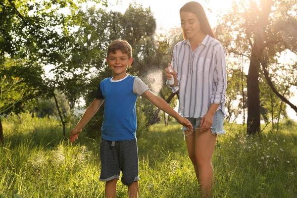 Frau Legt Insektenschutzmittel Auf Den Arm Ihres Sohnes Park Vorbeugung — Stockfoto