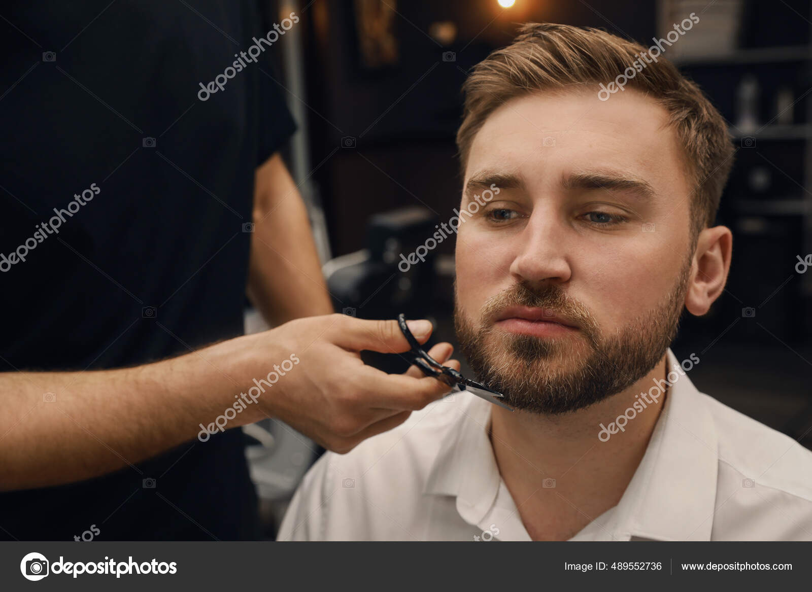 Barbeiro Profissional Que Trabalha Com Um Cliente Em Um Salão De