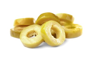 Beyaz arkaplanda taze yeşil zeytin kes