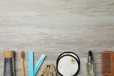 Düz kompozisyon, ahşap arka planda çevre dostu ürünler, metin için alan. Bilinçli tüketim