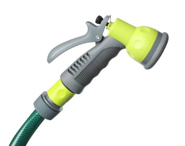 Su hortumu ve fıskiyeler beyaza izole edilmiş.