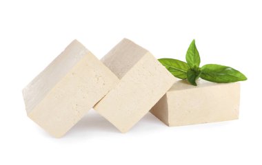 Beyaz arka planda fesleğenli lezzetli çiğ tofu blokları