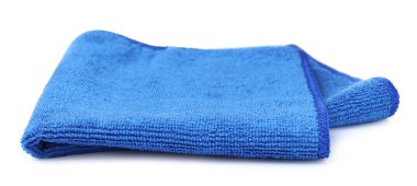 Temiz mavi mikrofiber kumaş beyaza izole edilmiş.