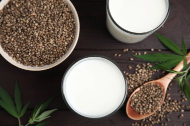 Tahta masanın üzerinde taze kenevir sütüyle düz bir kompozisyon vardı.