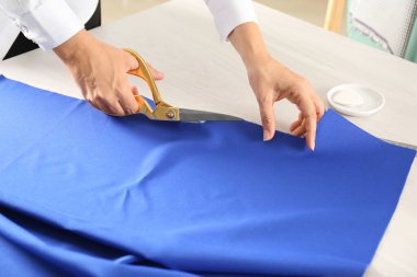 Kırmızı arka planda şık çizgili plaj çantası, üst manzara. Metin için boşluk