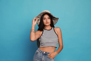 Kırmızı arka planda şık çizgili plaj çantası, üst manzara. Metin için boşluk