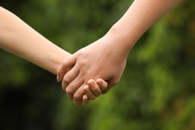 Kırmızı arka planda şık çizgili plaj çantası, üst manzara. Metin için boşluk