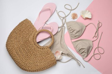 Renkli arka planda şık çanta ve plaj aksesuarları, düz yatış