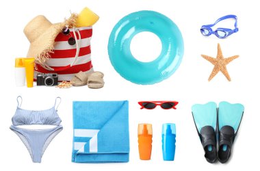 Beyaz arka planda şık bir plaj çantası ve diğer aksesuarlarla ayarlandı