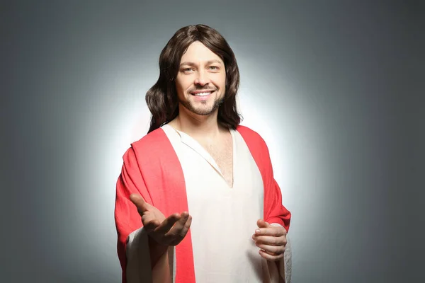 Jesus Kristus Sträcker Handen Grå Bakgrund — Stockfoto