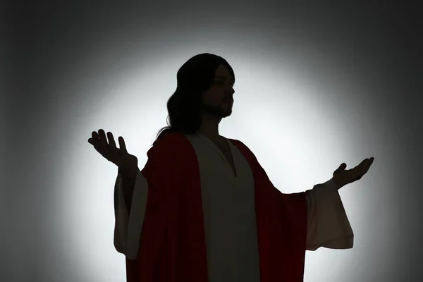 Silhueta Jesus Cristo Com Braços Estendidos Sobre Fundo Cor — Fotografia de Stock