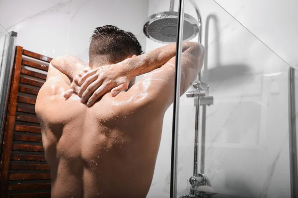 Schöner Mann Unter Der Dusche Hause Rückansicht — Stockfoto