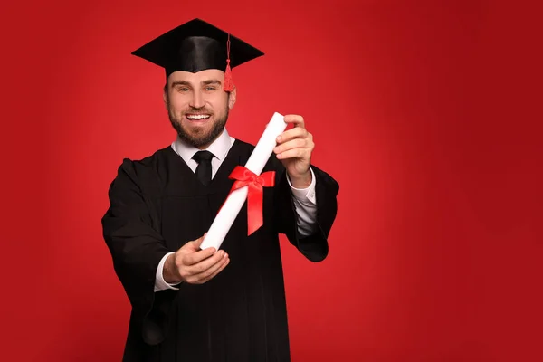 Ευτυχισμένος Μαθητής Καπέλο Αποφοίτησης Και Δίπλωμα Κόκκινο Φόντο Χώρος Για — Φωτογραφία Αρχείου