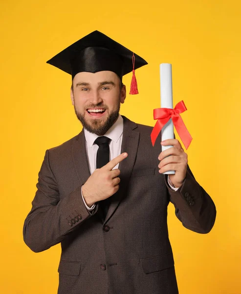 Ευτυχισμένος Μαθητής Καπέλο Αποφοίτησης Και Δίπλωμα Κίτρινο Φόντο — Φωτογραφία Αρχείου