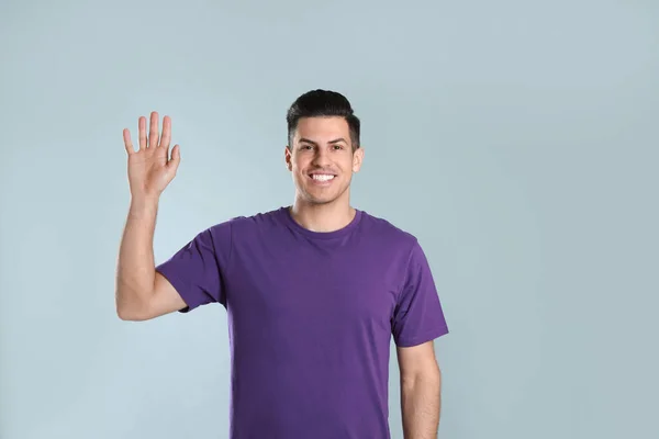 Homem Alegre Acenando Para Dizer Olá Fundo Cinza — Fotografia de Stock