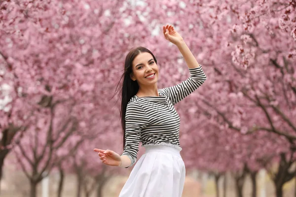 Vacker Ung Kvinna Parken Med Blommande Träd Vårblick — Stockfoto