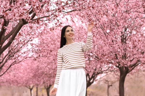 Vacker Ung Kvinna Parken Med Blommande Träd Vårblick — Stockfoto
