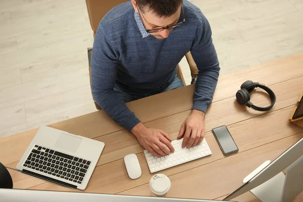 Programmeur Travaillant Bureau Vue Dessus — Photo