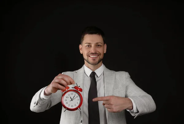 Feliz Hombre Negocios Señalando Despertador Sobre Fondo Negro Gestión Del —  Fotos de Stock